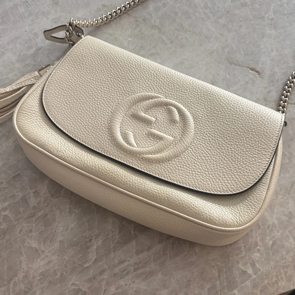 Gucci Cream Crossbody SoHo Bag with Chain Strap